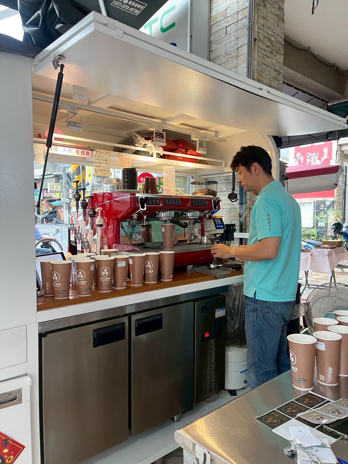 不鏽鋼餐車與紅色咖啡機